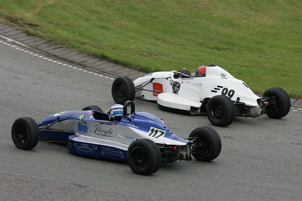 Nicolaj Jacobsen (99) og Mikkel Overgaard Pedersen (117) havde mange nærkampe om føringen i Zetec Cuppen
(Foto: Henning Smed / <A HREF=http://www.danskerbiler.dk/danskerchassiser/index.php TARGET=blank >DanskerBiler.dk</A>)